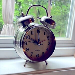 Alarm clock with vintage vibe